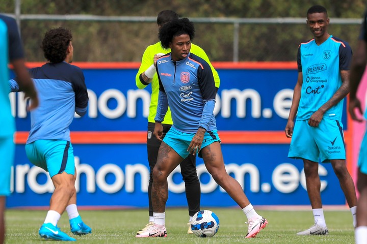 Ángelo Preciado, en un entrenamiento con Ecuador (EFE / archivo).