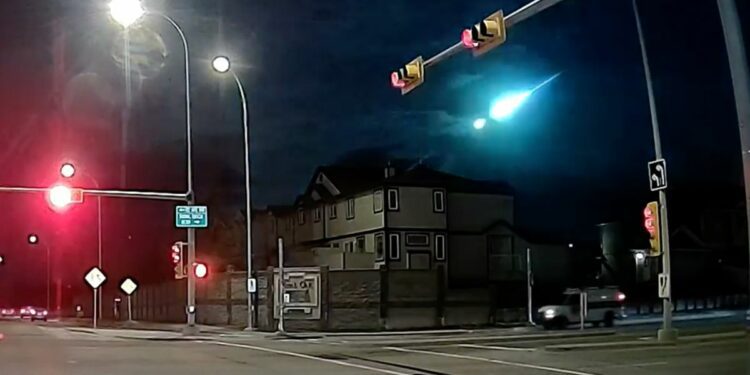 Brilliant fireball explodes over North America as satellites capture flash from space (video)