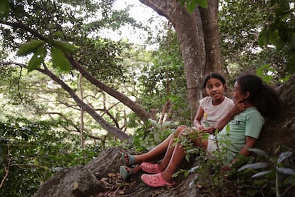 Melani Medina y Kelly Pérez en el mirador del bosque en la comunidad indígena del caserío El Chayal, en Atiquizaya, El Salvador.