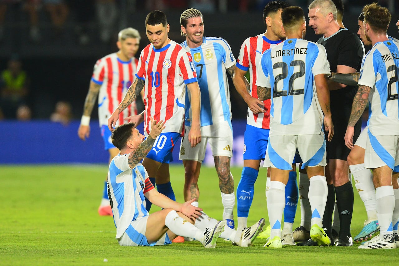 Argentina's forward #10 Lionel Messi (L) protests from the ground during the 2026 FIFA World Cup South American qualifiers football match between Paraguay and Argentina at the Ueno Defensores del Chaco stadium in Asuncion on November 14, 2024. (Photo by Daniel Duarte / AFP)