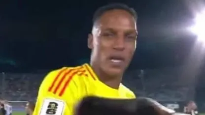 Yerry Mina golpea a un camarógrafo tras perder con Uruguay: ¿podría recibir una sanción como Dibu?