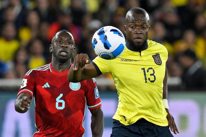 Enner va por otro gol a Colombia.