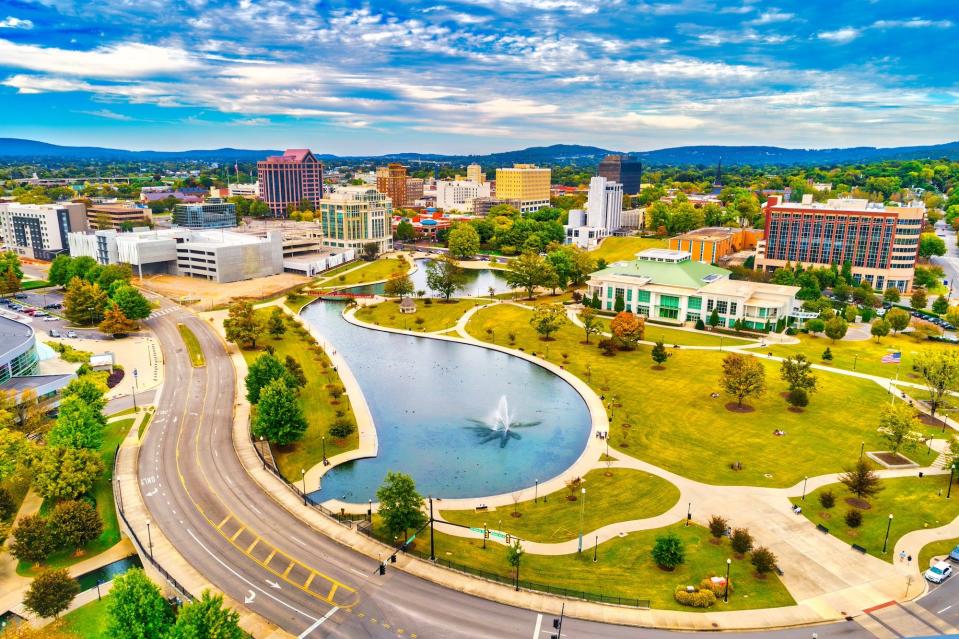 Buildings and roads in Huntsville, Alabama