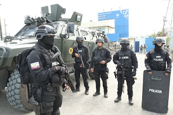 Agentes de la Policía de Ecuador, durante un operativo en Guayaquil (EFE/ Jonathan Miranda)
