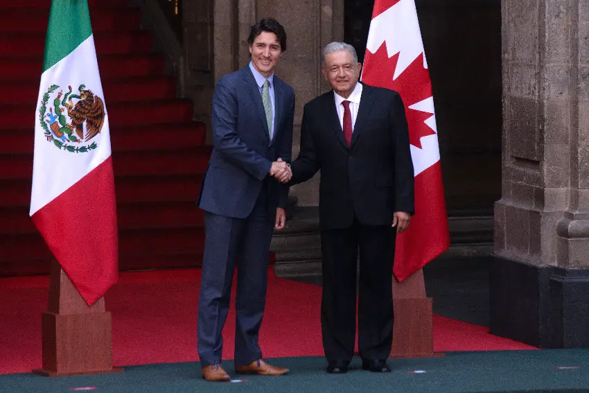 Canadian Prime Minister Justin Trudeau shakes hands with former President López Obrador