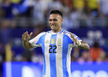 Aston Villa & Argentina Goalkeeper Waxes Lyrical About Inter Milan Talisman: “Proud Of Him”