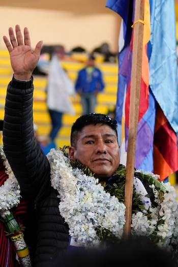 Grover García saluda después de ser elegido como nuevo dirigente de Movimiento Al Socialismo (MAS) durante la convención del partido organizada por el bloque del presidente Luis Arce, el domingo 5 de mayo de 2024, en El Alto, Bolivia (AP Foto/Juan Karita)