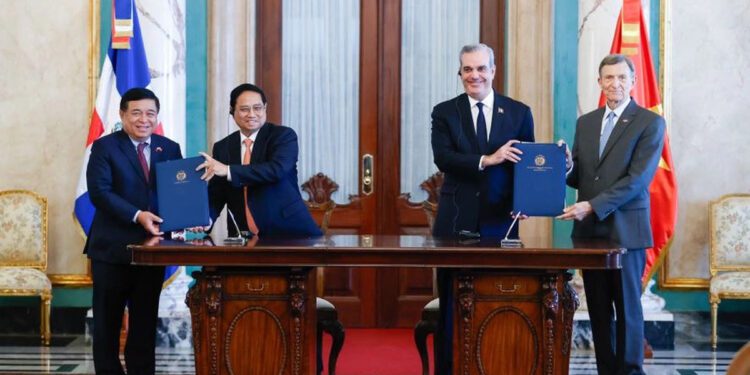 Vietnam, Dominican Republic vow to boost ties, sign cooperative deals