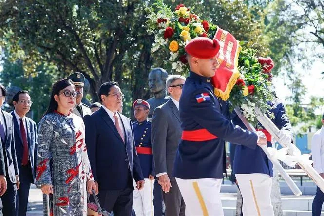 vna_potal_thu_tuong_pham_minh_chinh_va_phu_nhan_den_dat_hoa_tai_khu_tuong_niem_lanh_dao_lap_quoc_cong_hoa_dominicana_7714260.webp