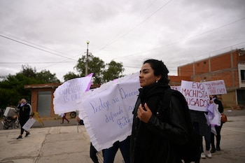 Activistas esperaron la llegada de Evo Morales a la Fiscalía de Tarija para que brinde su declaración el 10 de octubre de 2024. REUTERS/Claudia Morales