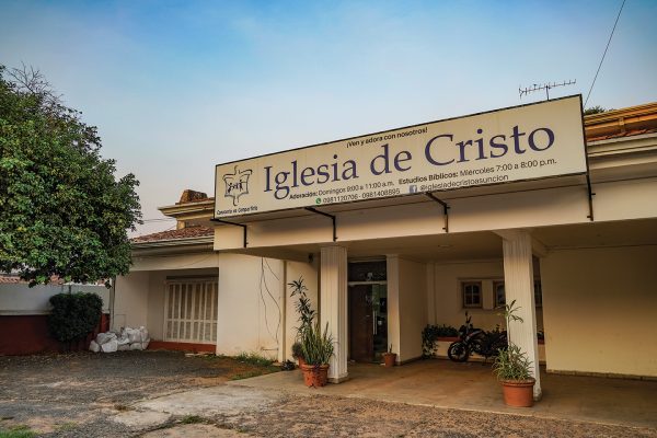 The meeting place of the Sacramento Church of Christ stands near a major thoroughfare in Asunción. 