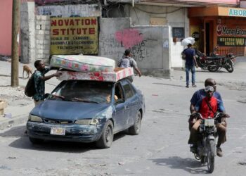 Masses flee homes and neighbourhoods in Haiti as gangs make violent push for power during political turmoil