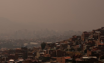 El humo de incendios forestales llena el aire en La Paz, Bolivia. (AP Foto/Juan Karita, archivo)