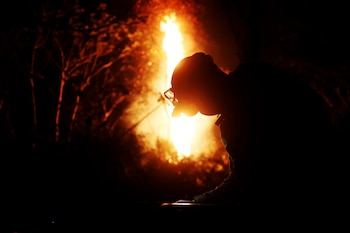 Fotografía de archivo de un voluntario que trabaja para apagar un incendio forestal en Bolivia. EFE/ Luis Gandarillas
