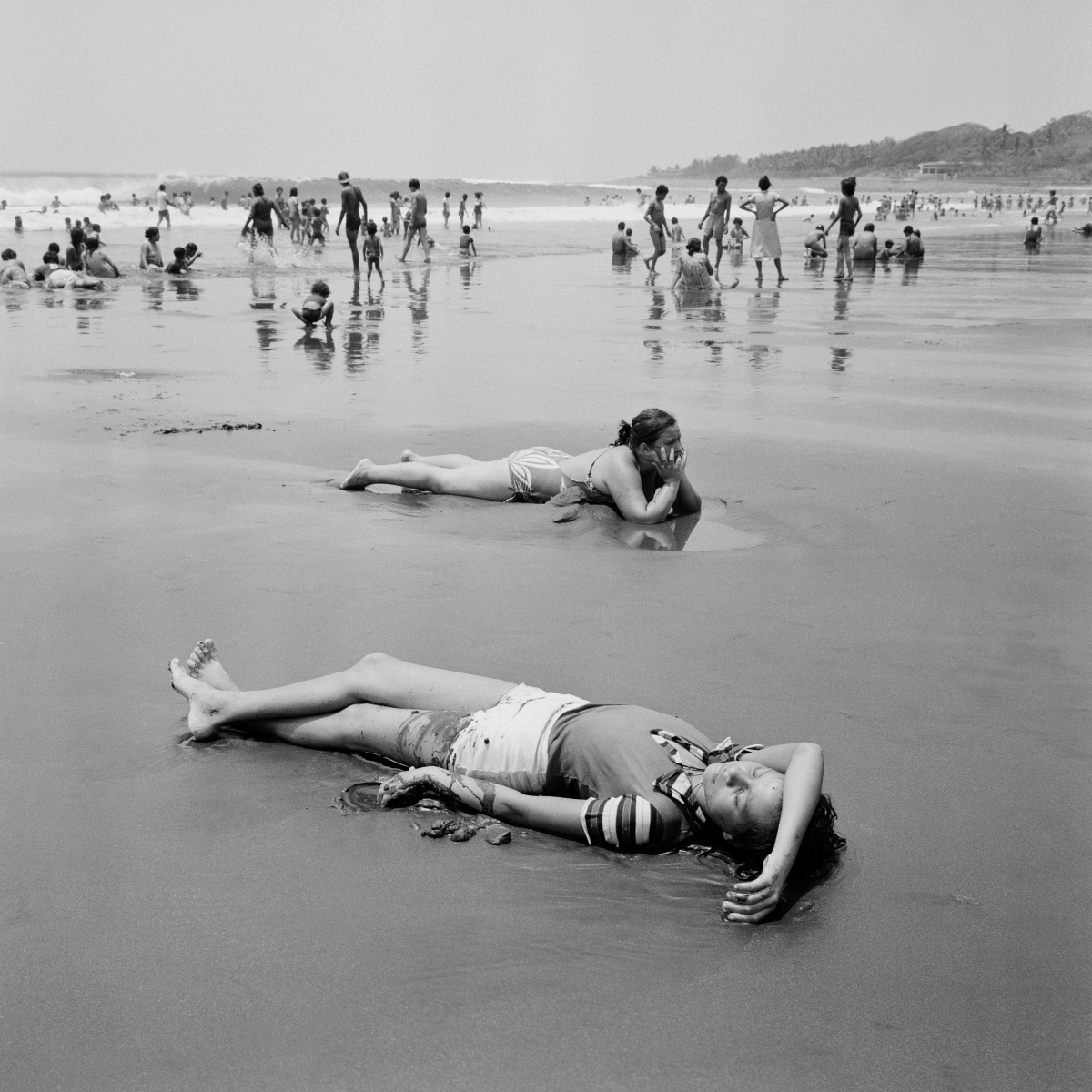 Families congregate on the Pacific coast beach in La Libertad, El Salvador, in April 1983.