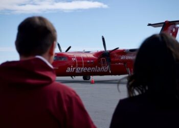 Direct flight between Nunavut and Greenland sees hundreds of passengers in 1st season