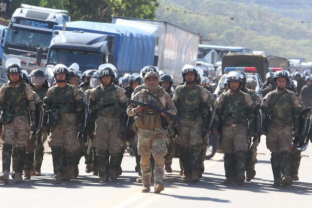 Policías y militares despejaron este lunes la carretera del único punto que estaba bloqueado en Santa Cruz, la mayor región de Bolivia, por parte de 'evistas' como se le conoce a los seguidores del expresidente Evo Morales (2006-2019) que piden frenar una investigación penal contra su líder por trata de personas y estupro. EFE/ Juan Carlos Torrejon