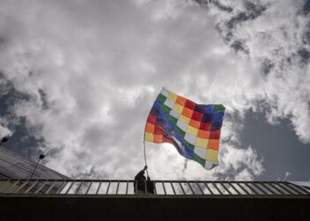 A year after a 2016 referendum rejected Evo Morales' bid for reelection, pro-government movements took to the streets in support of his candidacy. Today, Bolivians continue the dispute over his leadership. La Paz, 2017. (Marcelo Pérez del Carpio)