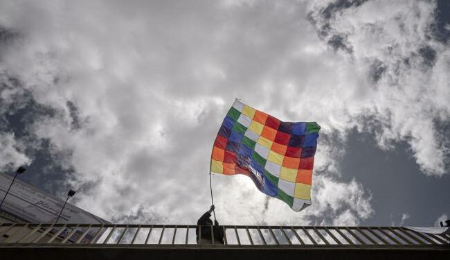 A year after a 2016 referendum rejected Evo Morales' bid for reelection, pro-government movements took to the streets in support of his candidacy. Today, Bolivians continue the dispute over his leadership. La Paz, 2017. (Marcelo Pérez del Carpio)