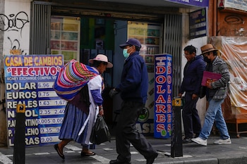 Bolivia duplicó su proyección inflacionaria para 2024 a raíz de la crisis política y los bloqueos de caminos (AP)