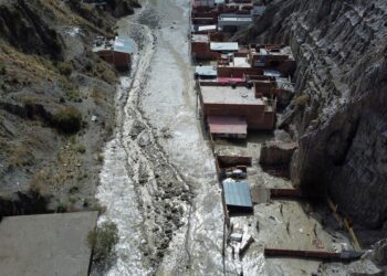 Bolivia’s heavy rain causes river to flood homes near La Paz