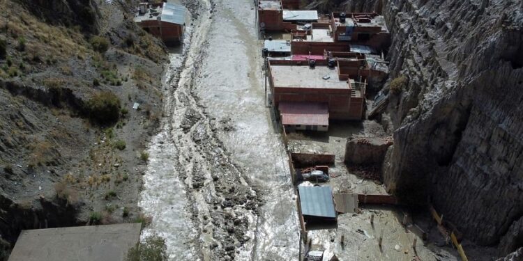 Bolivia’s heavy rain causes river to flood homes near La Paz