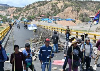 Cerca de 30 heridos deja un nuevo choque entre policías y manifestantes en Bolivia