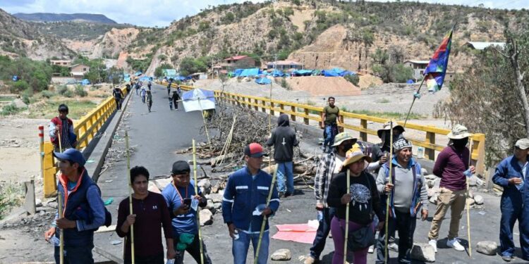 Cerca de 30 heridos deja un nuevo choque entre policías y manifestantes en Bolivia