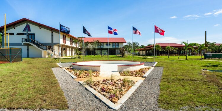 Diamondbacks unveil baseball academy in Dominican Republic