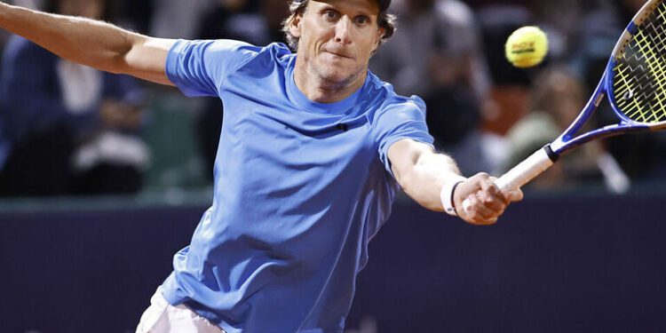 Diego Forlan's professional tennis debut begins with loss at Uruguay Open
