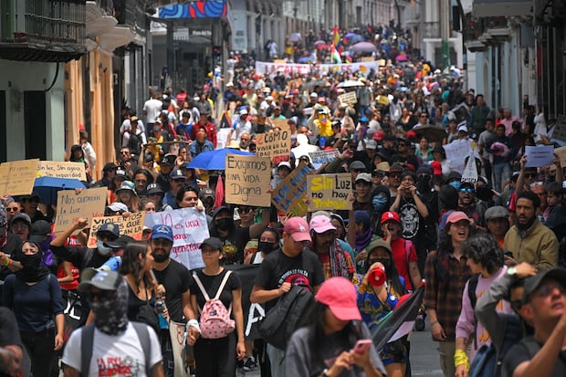 La gente protesta contra la ampliación de los cortes de electricidad a 14 horas diarias, la medida más restrictiva tomada por el gobierno para enfrentar la peor sequía en 60 años, en Quito, el 31 de octubre de 2024. (Foto de Rodrigo BUENDIA / AFP)