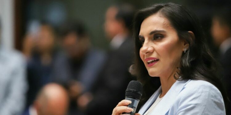 Expresidentes de IDEA expresan preocupación por inhabilitación de la vicepresidenta de Ecuador