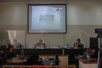 Integrantes de la fiscalía durante el debate oral y público contra Manuel Lucas García, militar retirado, en Ciudad de Guatemala. 