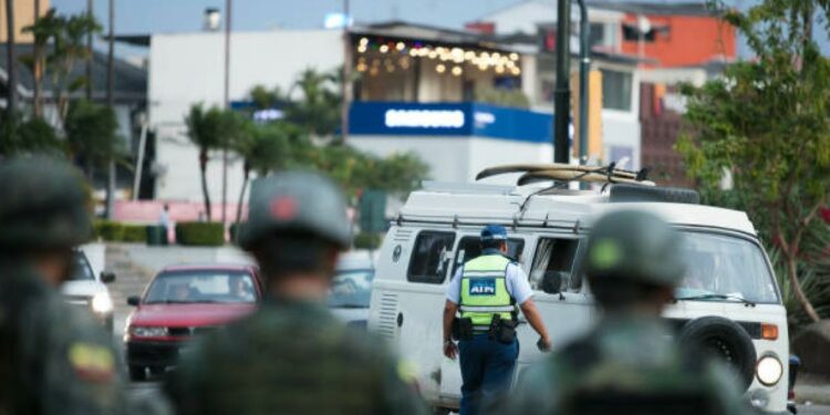 Hallan cuatro cuerpos torturados, decapitados y quemados entre fincas agrícolas en Ecuador