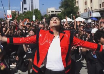 Hundreds of Michael Jackson fans celebrate with a massive choreography in Chile