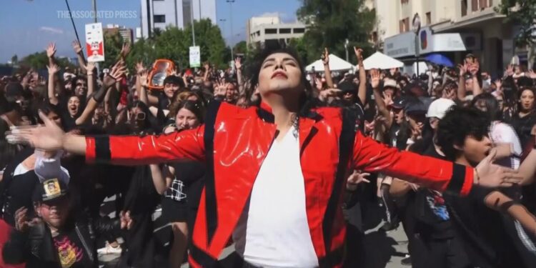 Hundreds of Michael Jackson fans celebrate with a massive choreography in Chile