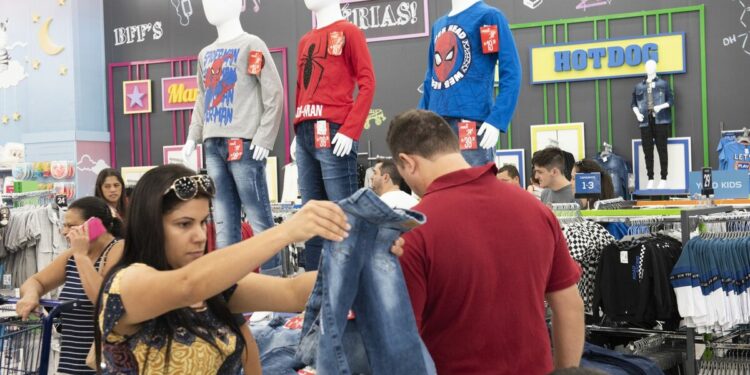 Inflation Jumps in Brazil, Chile in Challenge for Central Banks