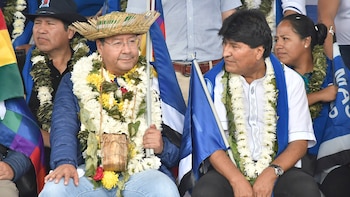 El presidente de Bolivia, Luis Arce (i) y el expresidente boliviano y líder del Movimiento al Socialismo (MAS), Evo Morales, en una fotografía de archivo (EFE/Jorge Ábrego)
