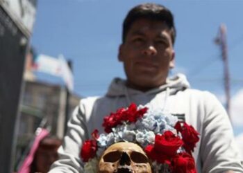 Las nuevas generaciones acogen la devoción a las "ñatitas" o cráneos humanos en Bolivia
