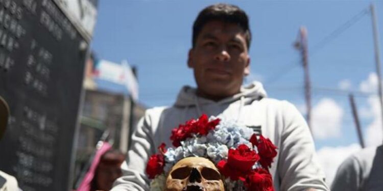 Las nuevas generaciones acogen la devoción a las "ñatitas" o cráneos humanos en Bolivia
