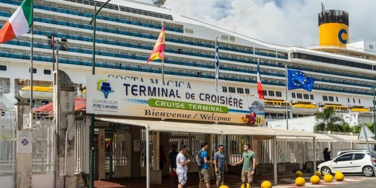 Le Zuiderdam, bateau de croisière, annule son escale inaugurale à Pointe-à-Pitre