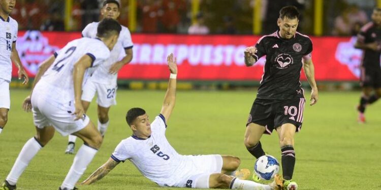 Lionel Messi, quien inició su 2024 futbolístico contra El Salvador, nominado al The Best