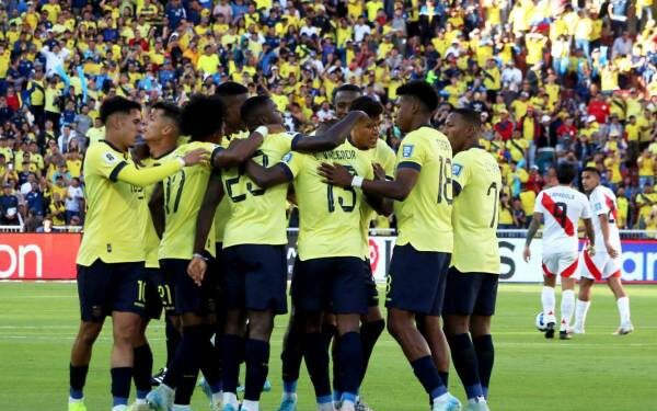 Los jugadores de Ecuador rezan antes de enfrentar a Bolivia en las Eliminatorias Sudamericanas