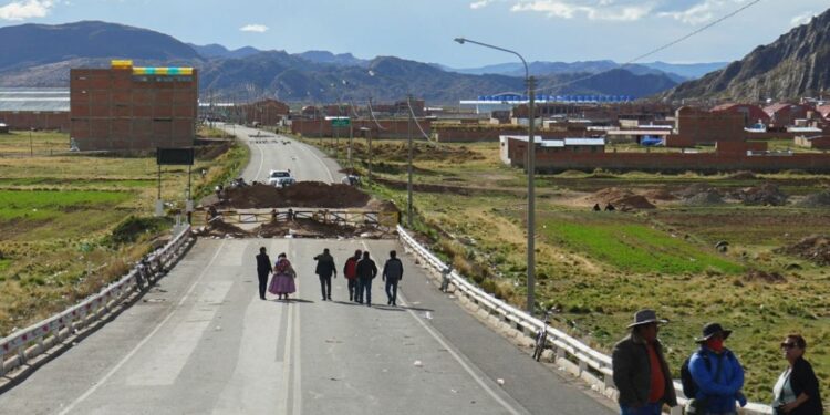 Immigration authorities expect large flows of immigrants from the slowing Bolivian economy.