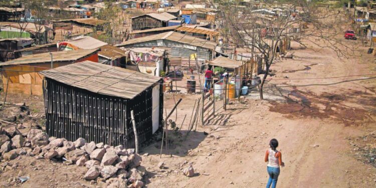 Pobreza en América Latina disminuye, pero la región mantiene fuerte desigualdad: CEPAL