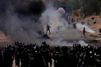 La policía lanza gases lacrimógenos para dispersar a los partidarios del ex presidente Evo Morales que han estado bloqueando carreteras durante días en Parotani, Bolivia (AP/Juan Karita)