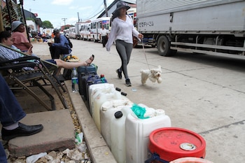 La gente espera en las filas para cargar combustible en  Santa Cruz, Bolivia, el 8 de noviembre de 2024. REUTERS/Ipa Ibanez