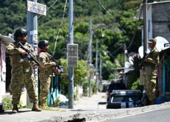 Soldiers, police fence off El Salvador neighbourhood, in search for gang members