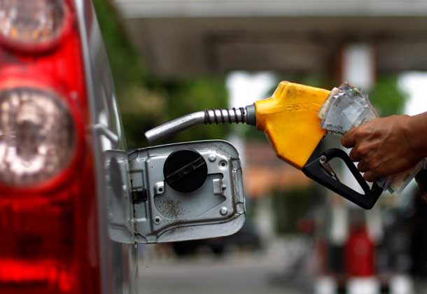 A worker fills a tank with subsidized fuel at a fuel station in Jakarta April 18, 2013. REUTERS/Beawiharta`