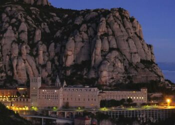 The beautiful 'country' all but abandoned after volcano erupted | World | News